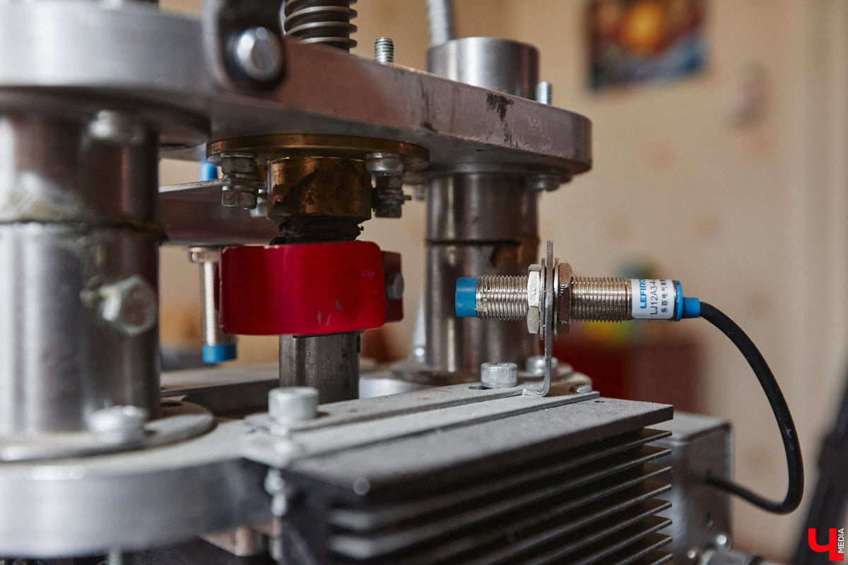 Владимирский инженер Антон Андрианов, собравший самый мощный в области телескоп, презентовал «Ключ-Медиа» свое новое изобретение. На этот раз в квартире обычной многоэтажки поселился человекообразный робот, который способен подниматься и спускаться по лестнице, что отличает его от аналогичных устройств, передвигающихся в основном на колесиках.