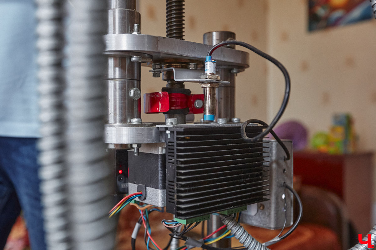 Владимирский инженер Антон Андрианов, собравший самый мощный в области телескоп, презентовал «Ключ-Медиа» свое новое изобретение. На этот раз в квартире обычной многоэтажки поселился человекообразный робот, который способен подниматься и спускаться по лестнице, что отличает его от аналогичных устройств, передвигающихся в основном на колесиках.