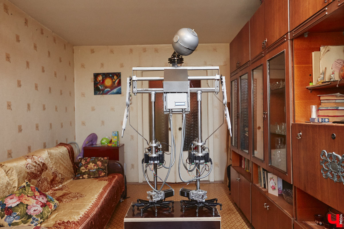 Владимирский инженер Антон Андрианов, собравший самый мощный в области телескоп, презентовал «Ключ-Медиа» свое новое изобретение. На этот раз в квартире обычной многоэтажки поселился человекообразный робот, который способен подниматься и спускаться по лестнице, что отличает его от аналогичных устройств, передвигающихся в основном на колесиках.