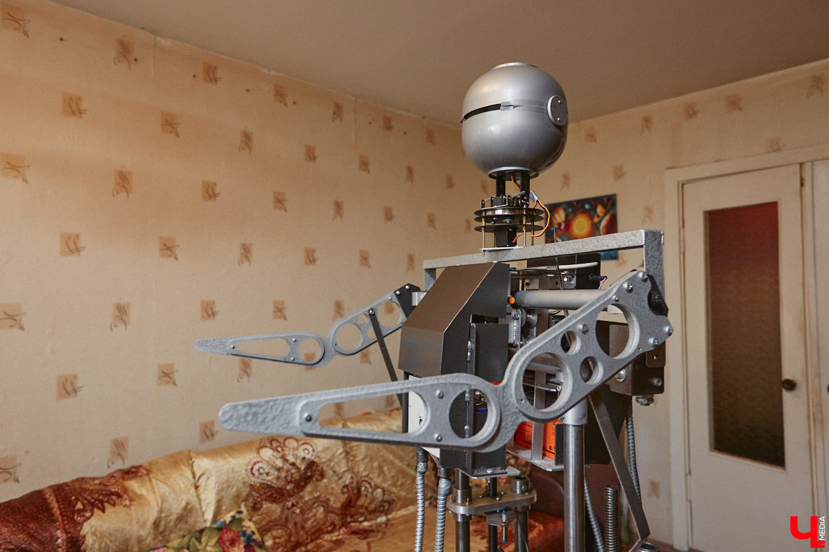 Владимирский инженер Антон Андрианов, собравший самый мощный в области телескоп, презентовал «Ключ-Медиа» свое новое изобретение. На этот раз в квартире обычной многоэтажки поселился человекообразный робот, который способен подниматься и спускаться по лестнице, что отличает его от аналогичных устройств, передвигающихся в основном на колесиках.