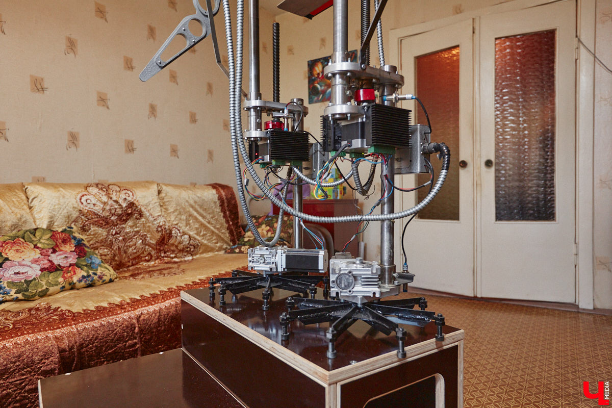 Владимирский инженер Антон Андрианов, собравший самый мощный в области телескоп, презентовал «Ключ-Медиа» свое новое изобретение. На этот раз в квартире обычной многоэтажки поселился человекообразный робот, который способен подниматься и спускаться по лестнице, что отличает его от аналогичных устройств, передвигающихся в основном на колесиках.