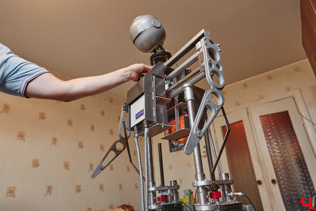 Владимирский инженер Антон Андрианов, собравший самый мощный в области телескоп, презентовал «Ключ-Медиа» свое новое изобретение. На этот раз в квартире обычной многоэтажки поселился человекообразный робот, который способен подниматься и спускаться по лестнице, что отличает его от аналогичных устройств, передвигающихся в основном на колесиках.