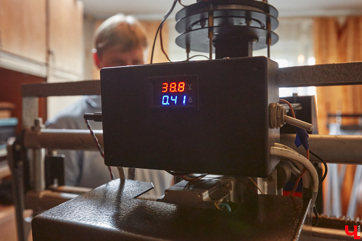 Владимирский инженер Антон Андрианов, собравший самый мощный в области телескоп, презентовал «Ключ-Медиа» свое новое изобретение. На этот раз в квартире обычной многоэтажки поселился человекообразный робот, который способен подниматься и спускаться по лестнице, что отличает его от аналогичных устройств, передвигающихся в основном на колесиках.