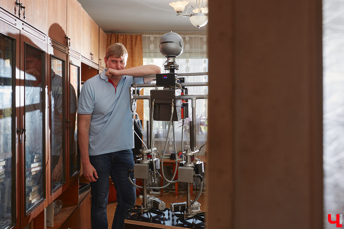 Владимирский инженер Антон Андрианов, собравший самый мощный в области телескоп, презентовал «Ключ-Медиа» свое новое изобретение. На этот раз в квартире обычной многоэтажки поселился человекообразный робот, который способен подниматься и спускаться по лестнице, что отличает его от аналогичных устройств, передвигающихся в основном на колесиках.