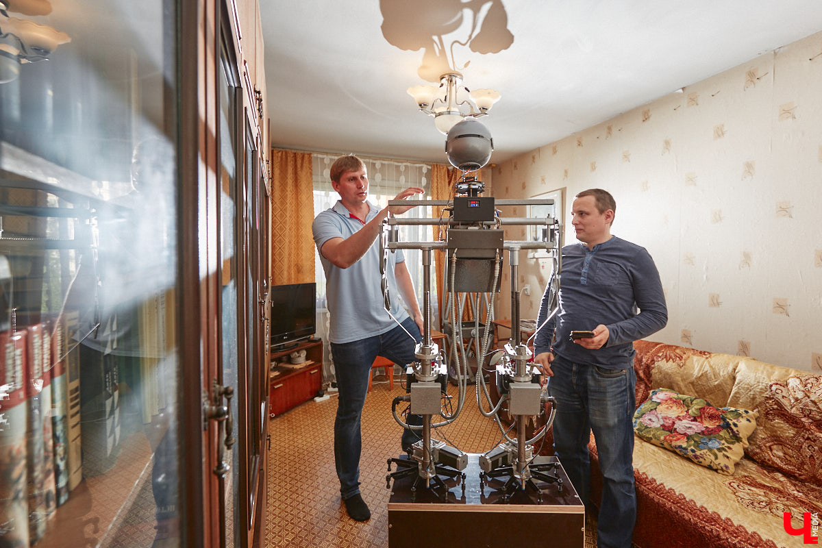 Владимирский инженер Антон Андрианов, собравший самый мощный в области телескоп, презентовал «Ключ-Медиа» свое новое изобретение. На этот раз в квартире обычной многоэтажки поселился человекообразный робот, который способен подниматься и спускаться по лестнице, что отличает его от аналогичных устройств, передвигающихся в основном на колесиках.