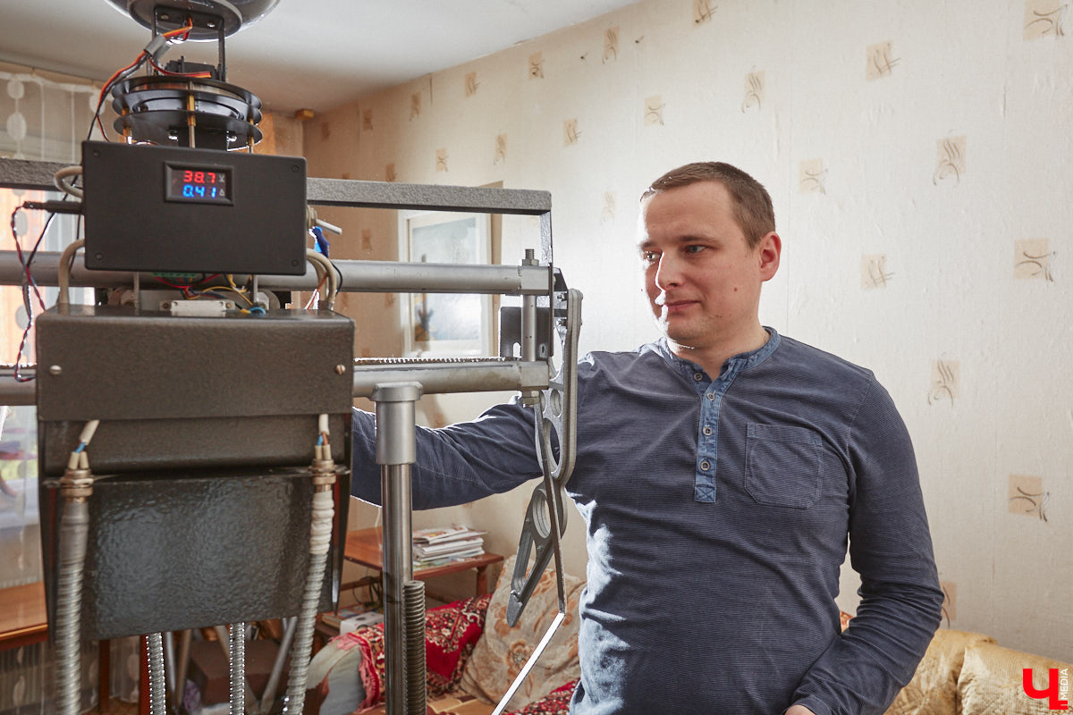 Владимирский инженер Антон Андрианов, собравший самый мощный в области телескоп, презентовал «Ключ-Медиа» свое новое изобретение. На этот раз в квартире обычной многоэтажки поселился человекообразный робот, который способен подниматься и спускаться по лестнице, что отличает его от аналогичных устройств, передвигающихся в основном на колесиках.