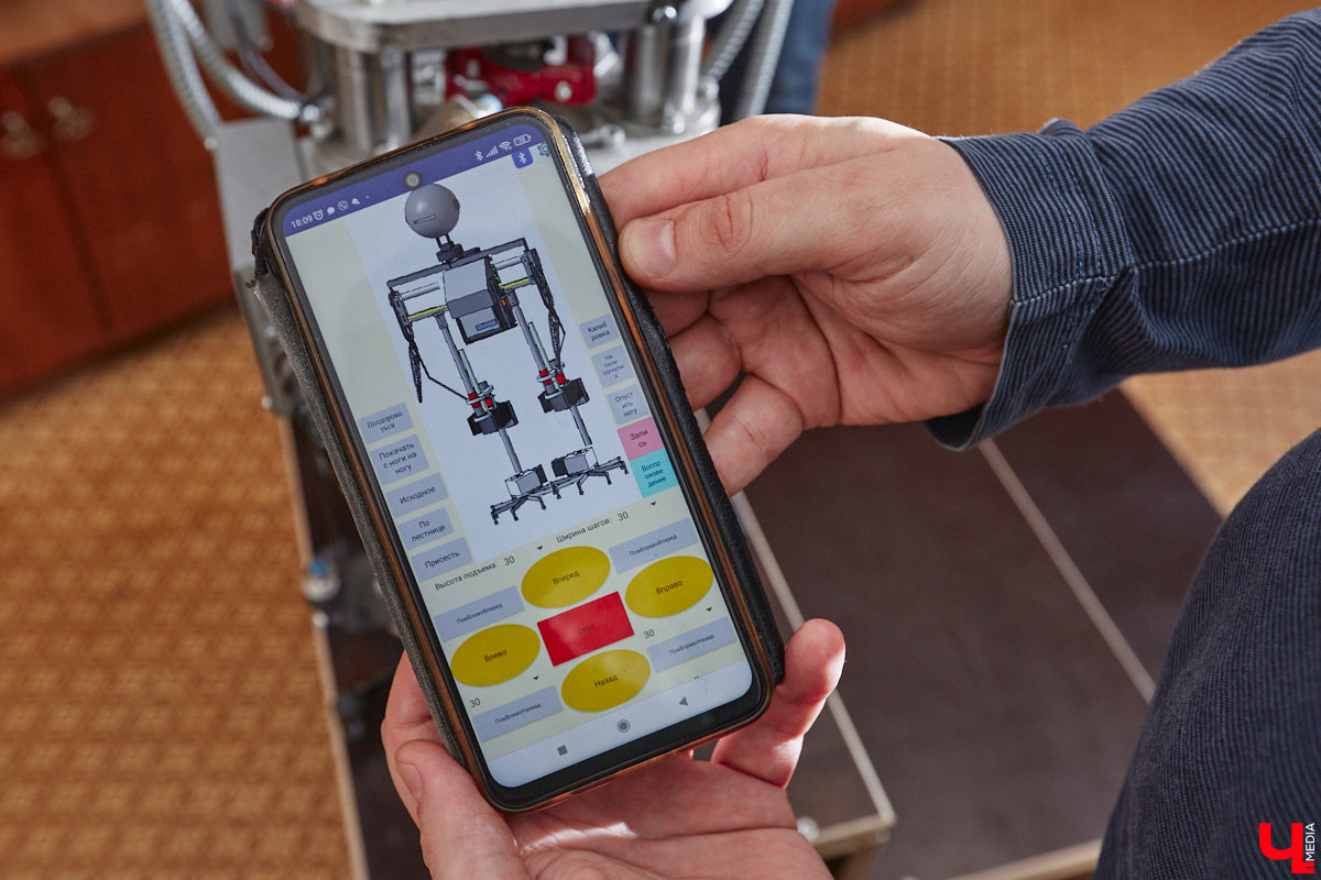 Владимирский инженер Антон Андрианов, собравший самый мощный в области телескоп, презентовал «Ключ-Медиа» свое новое изобретение. На этот раз в квартире обычной многоэтажки поселился человекообразный робот, который способен подниматься и спускаться по лестнице, что отличает его от аналогичных устройств, передвигающихся в основном на колесиках.