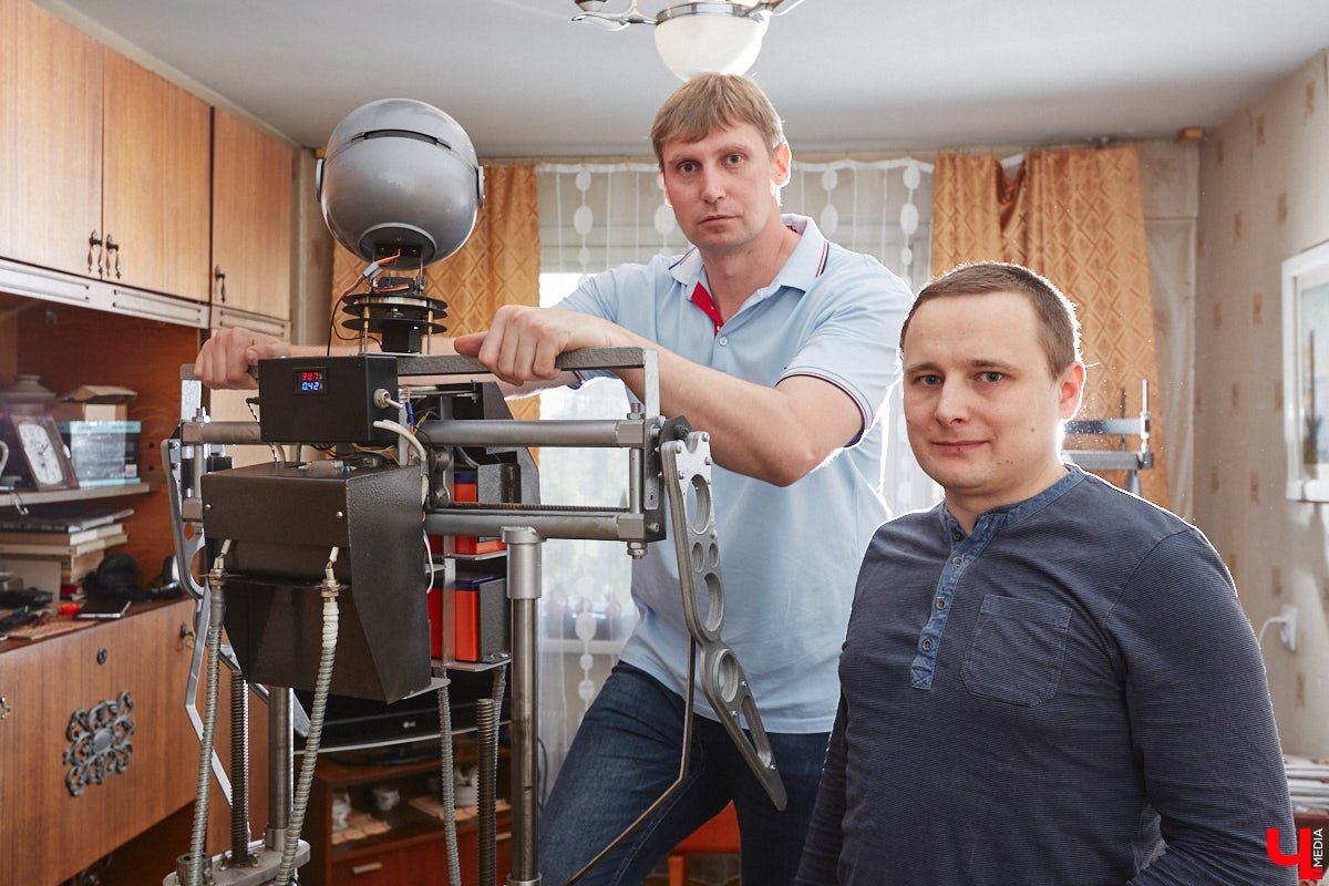 Владимирский инженер Антон Андрианов, собравший самый мощный в области телескоп, презентовал «Ключ-Медиа» свое новое изобретение. На этот раз в квартире обычной многоэтажки поселился человекообразный робот, который способен подниматься и спускаться по лестнице, что отличает его от аналогичных устройств, передвигающихся в основном на колесиках.