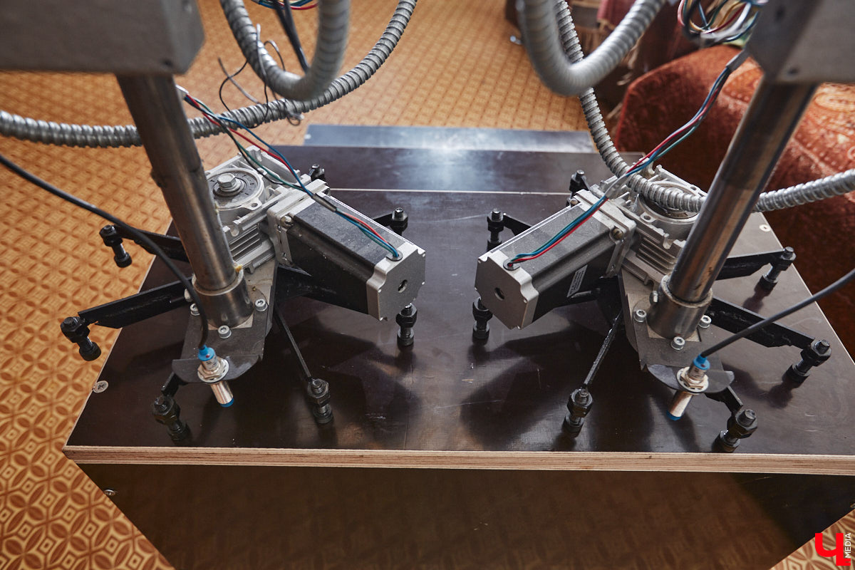 Владимирский инженер Антон Андрианов, собравший самый мощный в области телескоп, презентовал «Ключ-Медиа» свое новое изобретение. На этот раз в квартире обычной многоэтажки поселился человекообразный робот, который способен подниматься и спускаться по лестнице, что отличает его от аналогичных устройств, передвигающихся в основном на колесиках.