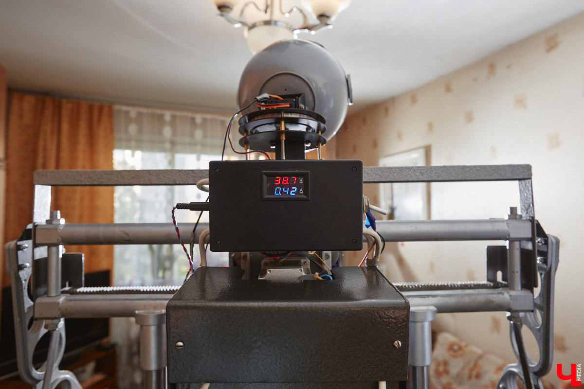 Владимирский инженер Антон Андрианов, собравший самый мощный в области телескоп, презентовал «Ключ-Медиа» свое новое изобретение. На этот раз в квартире обычной многоэтажки поселился человекообразный робот, который способен подниматься и спускаться по лестнице, что отличает его от аналогичных устройств, передвигающихся в основном на колесиках.