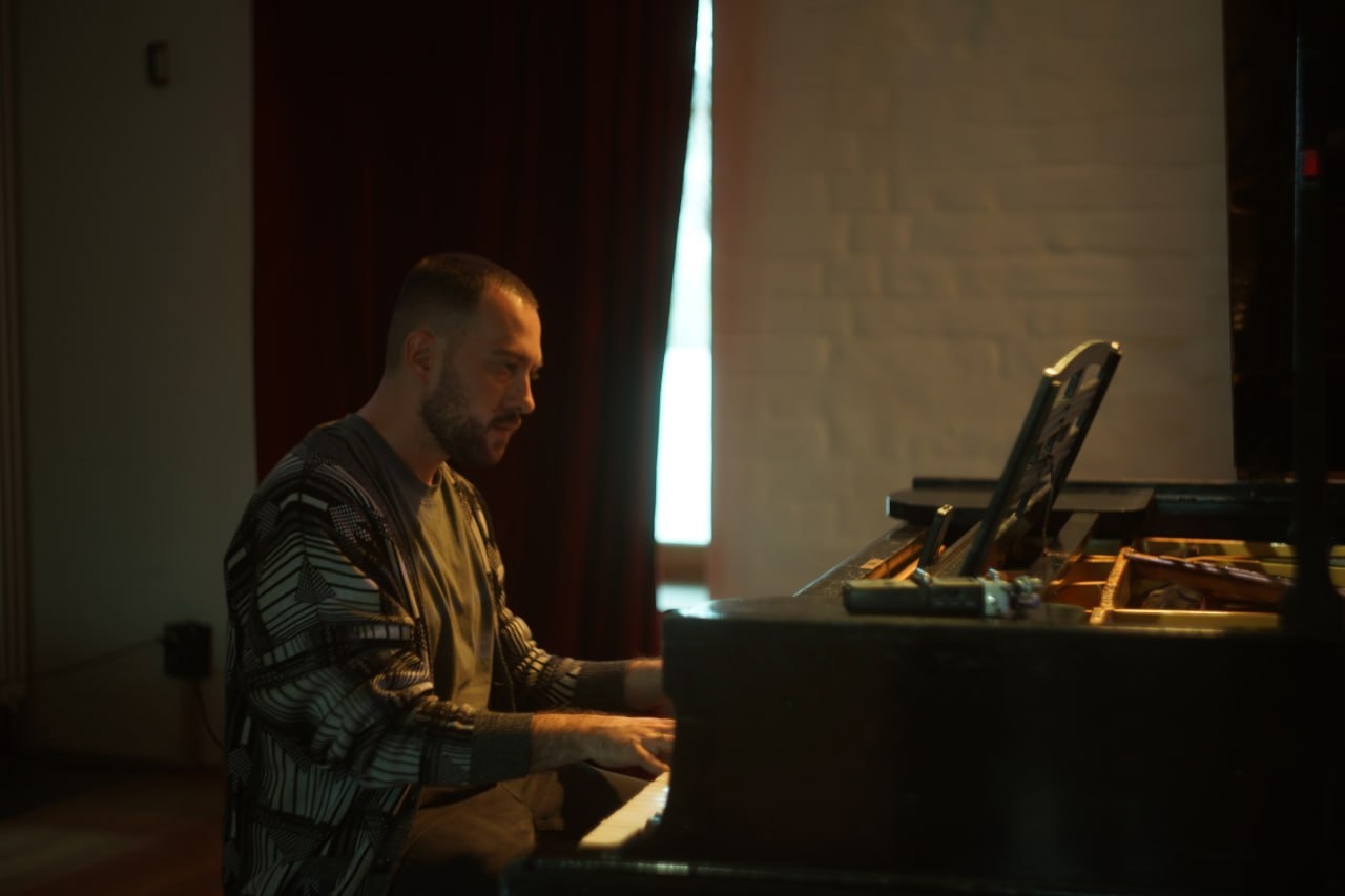 Во Франции с помпой завершился 77-й Каннский кинофестиваль. Среди прочих на Лазурном Берегу зрители смогли посмотреть чешский мультфильм Weeds, или «Сорняки». Музыку к этой оригинальной анимационной картине написал владимирский композитор Сергей Черемисинов.