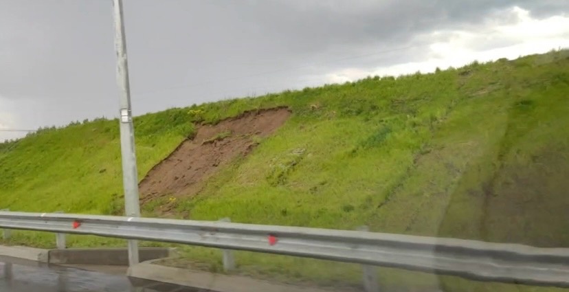 Перила на путепроводе в Загородный парк настолько прогнили, что могут не выдержать веса облокотившегося на них человека и рухнуть вниз. В мэрии о проблеме знают и обещают ее решить. А вот что ждет проблемный участок скоростной магистрали на въезде в областной центр — пока неизвестно.