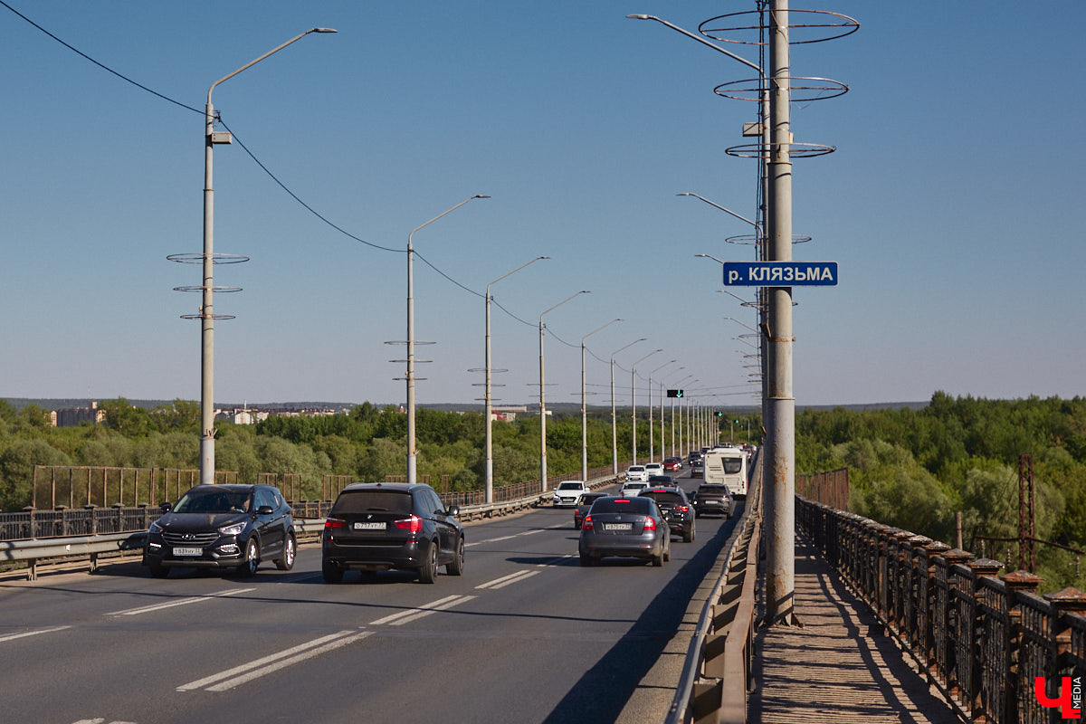 Перила на путепроводе в Загородный парк настолько прогнили, что могут не выдержать веса облокотившегося на них человека и рухнуть вниз. В мэрии о проблеме знают и обещают ее решить. А вот что ждет проблемный участок скоростной магистрали на въезде в областной центр — пока неизвестно.