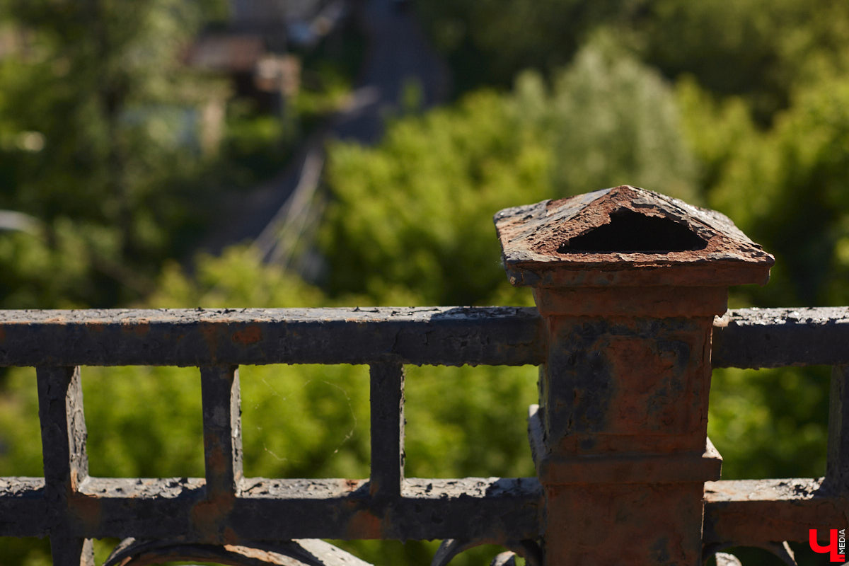 Перила на путепроводе в Загородный парк настолько прогнили, что могут не выдержать веса облокотившегося на них человека и рухнуть вниз. В мэрии о проблеме знают и обещают ее решить. А вот что ждет проблемный участок скоростной магистрали на въезде в областной центр — пока неизвестно.