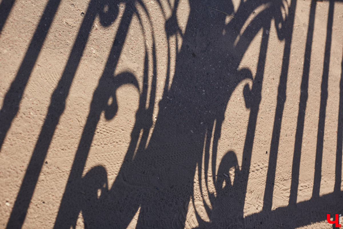 Перила на путепроводе в Загородный парк настолько прогнили, что могут не выдержать веса облокотившегося на них человека и рухнуть вниз. В мэрии о проблеме знают и обещают ее решить. А вот что ждет проблемный участок скоростной магистрали на въезде в областной центр — пока неизвестно.