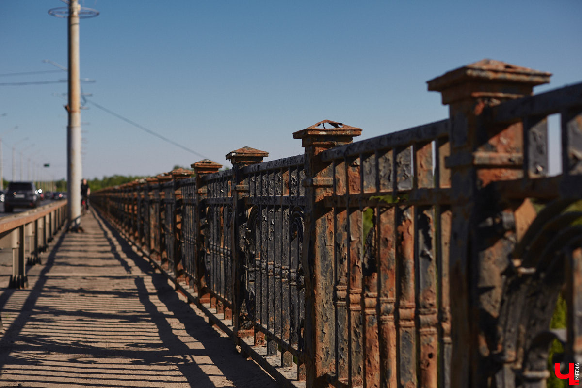 Перила на путепроводе в Загородный парк настолько прогнили, что могут не выдержать веса облокотившегося на них человека и рухнуть вниз. В мэрии о проблеме знают и обещают ее решить. А вот что ждет проблемный участок скоростной магистрали на въезде в областной центр — пока неизвестно.
