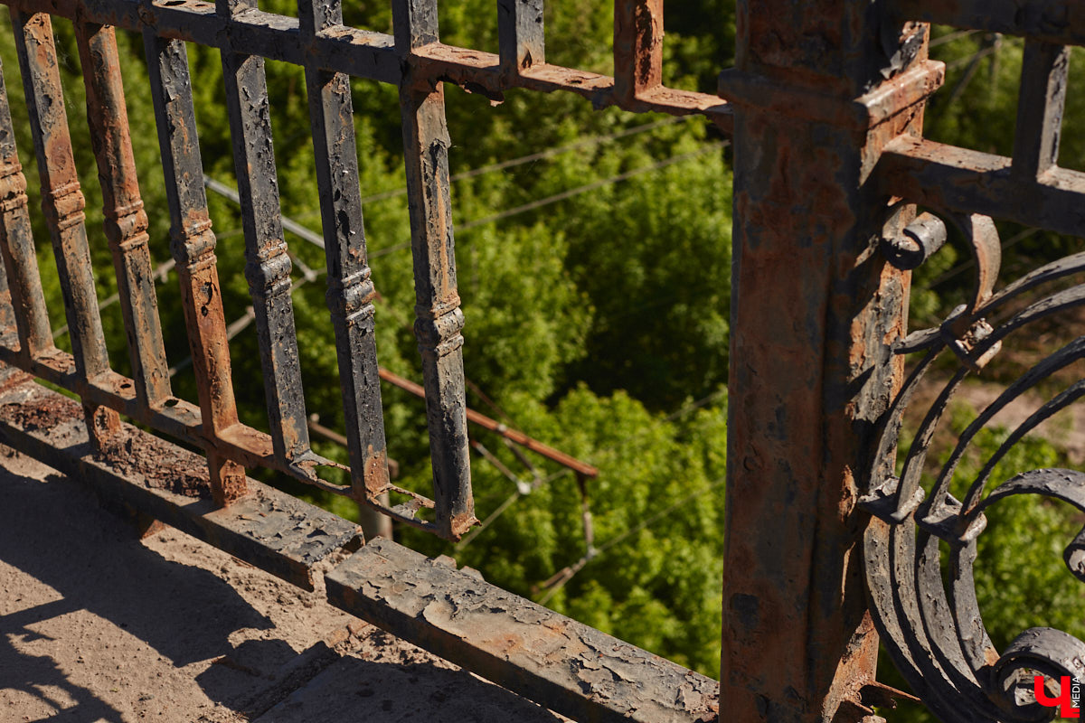 Перила на путепроводе в Загородный парк настолько прогнили, что могут не выдержать веса облокотившегося на них человека и рухнуть вниз. В мэрии о проблеме знают и обещают ее решить. А вот что ждет проблемный участок скоростной магистрали на въезде в областной центр — пока неизвестно.