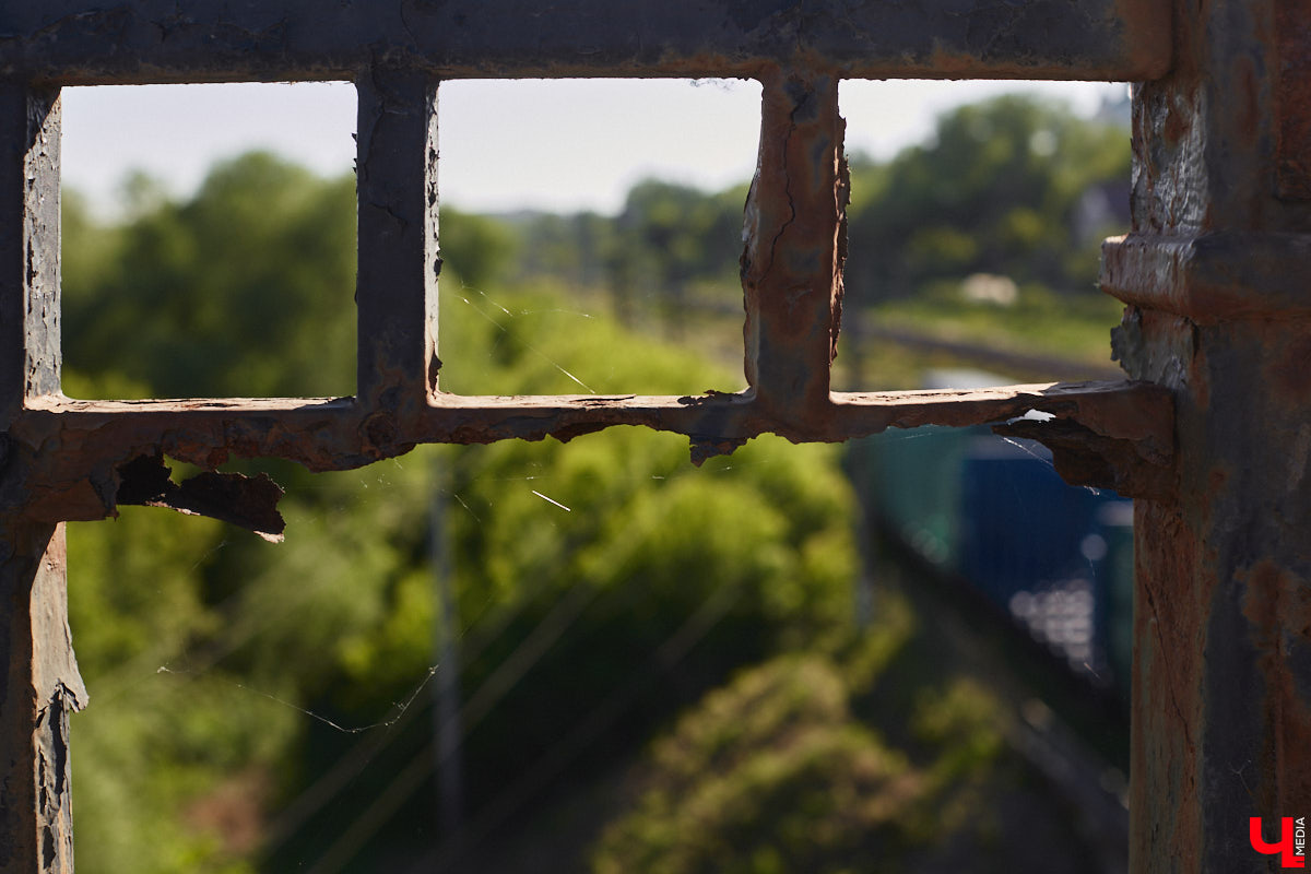 Перила на путепроводе в Загородный парк настолько прогнили, что могут не выдержать веса облокотившегося на них человека и рухнуть вниз. В мэрии о проблеме знают и обещают ее решить. А вот что ждет проблемный участок скоростной магистрали на въезде в областной центр — пока неизвестно.