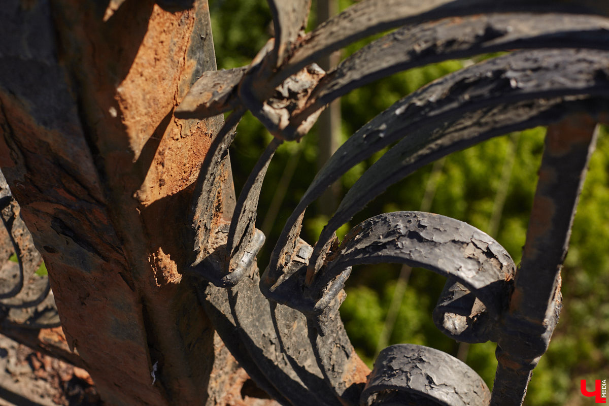 Перила на путепроводе в Загородный парк настолько прогнили, что могут не выдержать веса облокотившегося на них человека и рухнуть вниз. В мэрии о проблеме знают и обещают ее решить. А вот что ждет проблемный участок скоростной магистрали на въезде в областной центр — пока неизвестно.