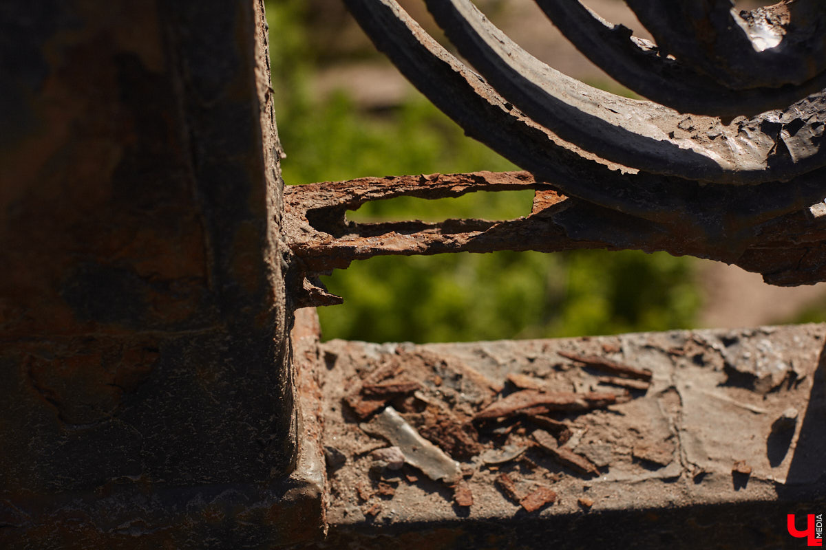 Перила на путепроводе в Загородный парк настолько прогнили, что могут не выдержать веса облокотившегося на них человека и рухнуть вниз. В мэрии о проблеме знают и обещают ее решить. А вот что ждет проблемный участок скоростной магистрали на въезде в областной центр — пока неизвестно.