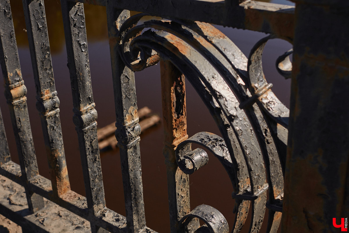 Перила на путепроводе в Загородный парк настолько прогнили, что могут не выдержать веса облокотившегося на них человека и рухнуть вниз. В мэрии о проблеме знают и обещают ее решить. А вот что ждет проблемный участок скоростной магистрали на въезде в областной центр — пока неизвестно.