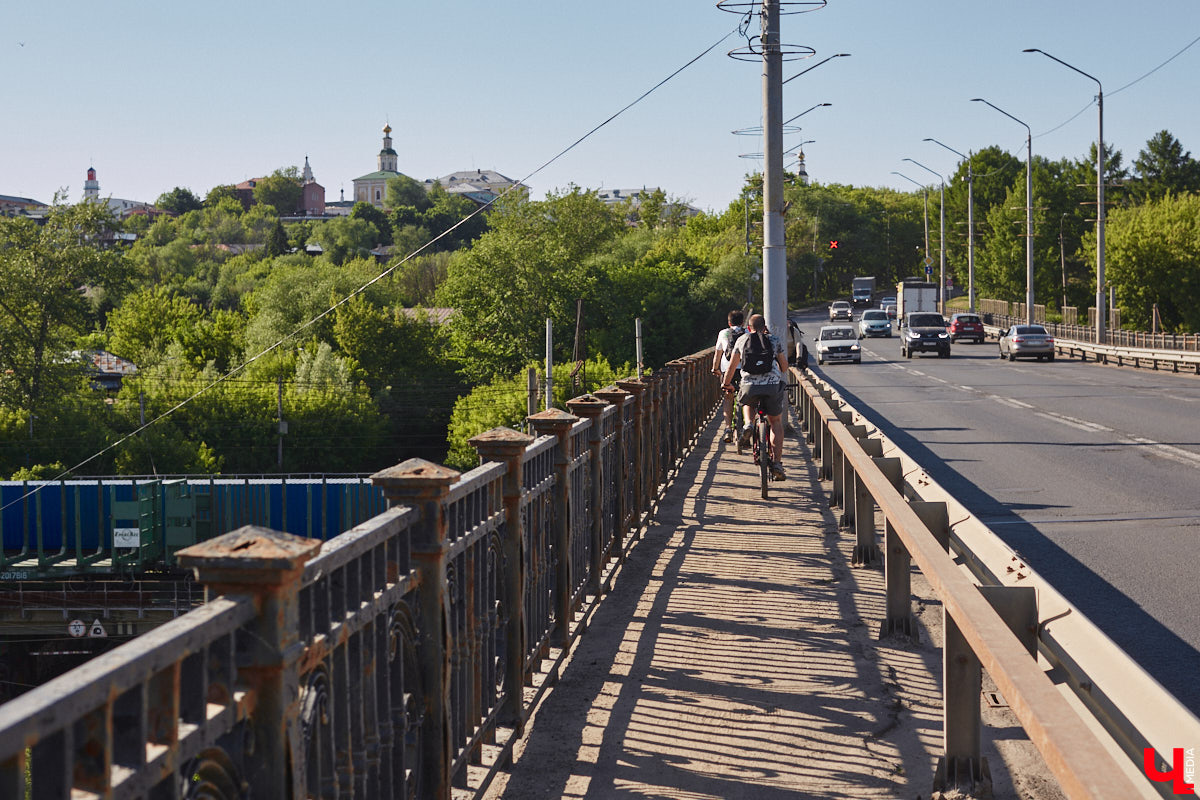 Перила на путепроводе в Загородный парк настолько прогнили, что могут не выдержать веса облокотившегося на них человека и рухнуть вниз. В мэрии о проблеме знают и обещают ее решить. А вот что ждет проблемный участок скоростной магистрали на въезде в областной центр — пока неизвестно.
