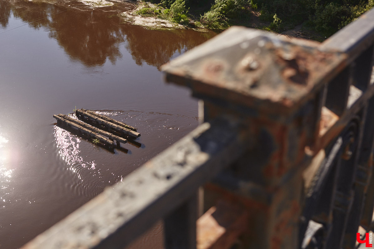 Перила на путепроводе в Загородный парк настолько прогнили, что могут не выдержать веса облокотившегося на них человека и рухнуть вниз. В мэрии о проблеме знают и обещают ее решить. А вот что ждет проблемный участок скоростной магистрали на въезде в областной центр — пока неизвестно.