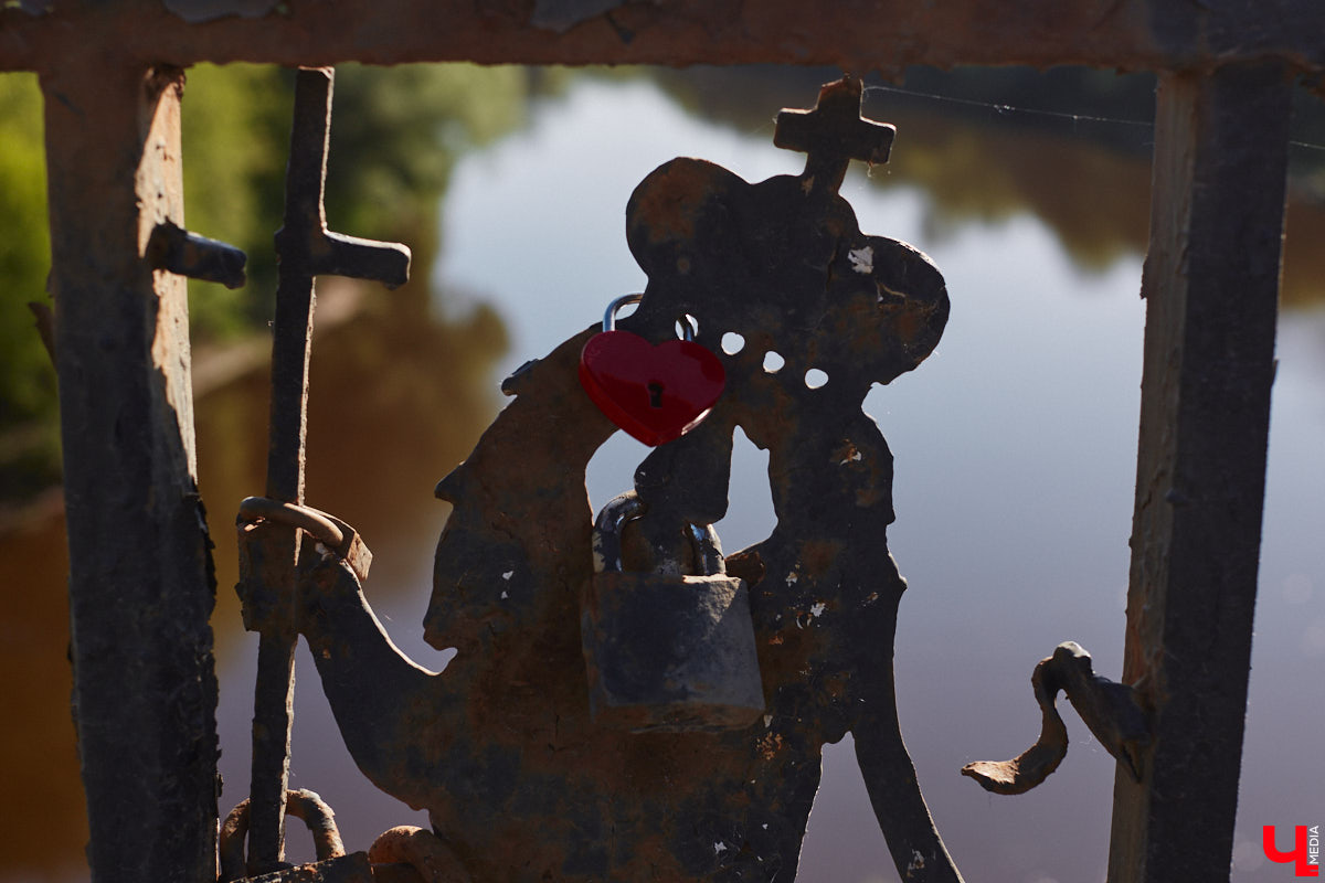 Перила на путепроводе в Загородный парк настолько прогнили, что могут не выдержать веса облокотившегося на них человека и рухнуть вниз. В мэрии о проблеме знают и обещают ее решить. А вот что ждет проблемный участок скоростной магистрали на въезде в областной центр — пока неизвестно.