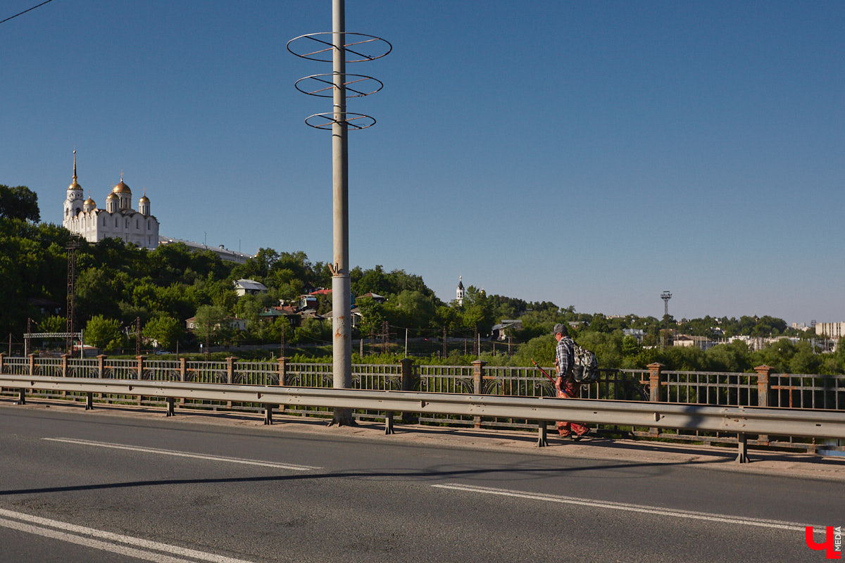 Перила на путепроводе в Загородный парк настолько прогнили, что могут не выдержать веса облокотившегося на них человека и рухнуть вниз. В мэрии о проблеме знают и обещают ее решить. А вот что ждет проблемный участок скоростной магистрали на въезде в областной центр — пока неизвестно.