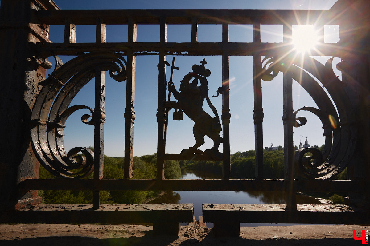 Перила на путепроводе в Загородный парк настолько прогнили, что могут не выдержать веса облокотившегося на них человека и рухнуть вниз. В мэрии о проблеме знают и обещают ее решить. А вот что ждет проблемный участок скоростной магистрали на въезде в областной центр — пока неизвестно.