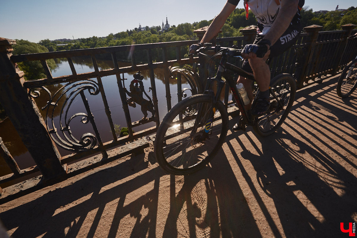 Перила на путепроводе в Загородный парк настолько прогнили, что могут не выдержать веса облокотившегося на них человека и рухнуть вниз. В мэрии о проблеме знают и обещают ее решить. А вот что ждет проблемный участок скоростной магистрали на въезде в областной центр — пока неизвестно.