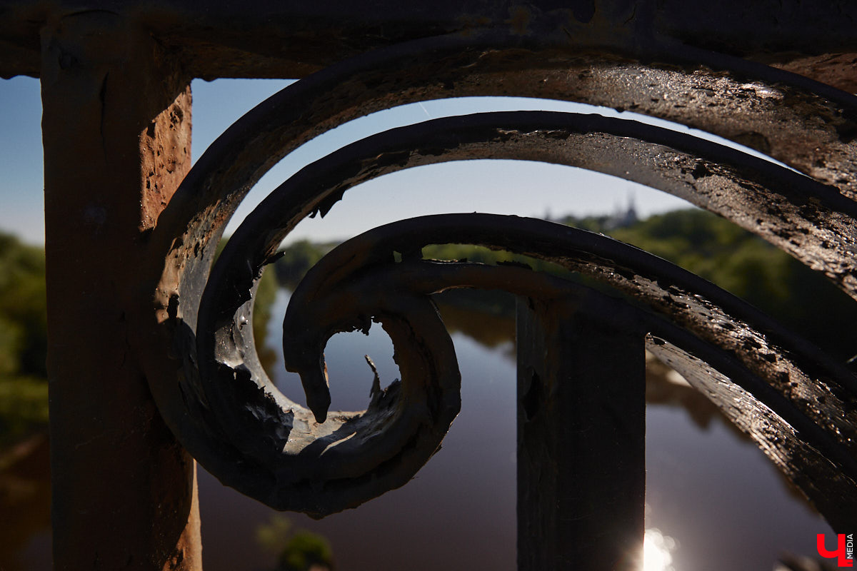 Перила на путепроводе в Загородный парк настолько прогнили, что могут не выдержать веса облокотившегося на них человека и рухнуть вниз. В мэрии о проблеме знают и обещают ее решить. А вот что ждет проблемный участок скоростной магистрали на въезде в областной центр — пока неизвестно.