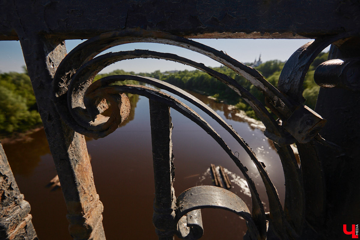 Перила на путепроводе в Загородный парк настолько прогнили, что могут не выдержать веса облокотившегося на них человека и рухнуть вниз. В мэрии о проблеме знают и обещают ее решить. А вот что ждет проблемный участок скоростной магистрали на въезде в областной центр — пока неизвестно.