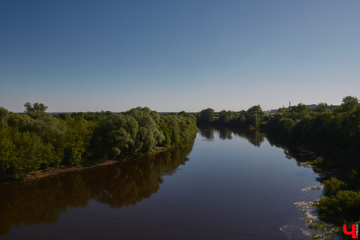 Перила на путепроводе в Загородный парк настолько прогнили, что могут не выдержать веса облокотившегося на них человека и рухнуть вниз. В мэрии о проблеме знают и обещают ее решить. А вот что ждет проблемный участок скоростной магистрали на въезде в областной центр — пока неизвестно.