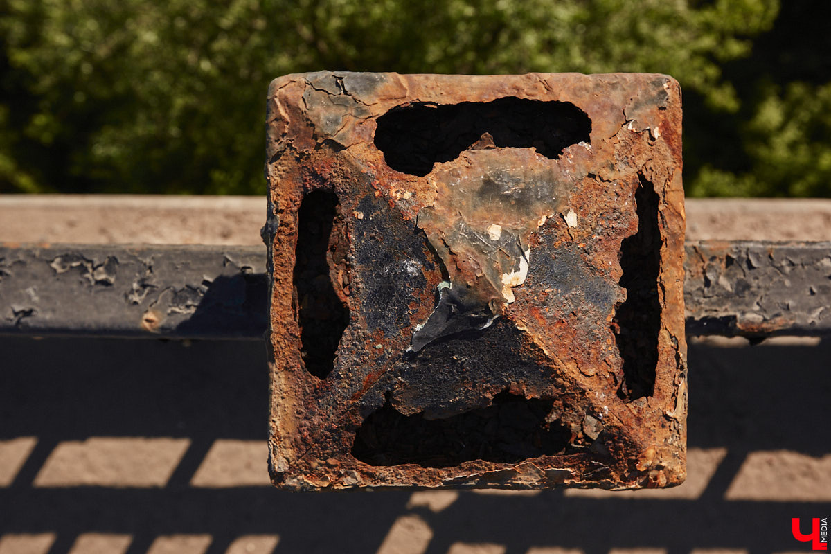 Перила на путепроводе в Загородный парк настолько прогнили, что могут не выдержать веса облокотившегося на них человека и рухнуть вниз. В мэрии о проблеме знают и обещают ее решить. А вот что ждет проблемный участок скоростной магистрали на въезде в областной центр — пока неизвестно.