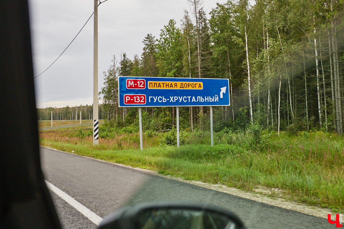 Перила на путепроводе в Загородный парк настолько прогнили, что могут не выдержать веса облокотившегося на них человека и рухнуть вниз. В мэрии о проблеме знают и обещают ее решить. А вот что ждет проблемный участок скоростной магистрали на въезде в областной центр — пока неизвестно.