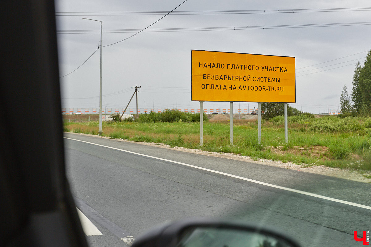 Перила на путепроводе в Загородный парк настолько прогнили, что могут не выдержать веса облокотившегося на них человека и рухнуть вниз. В мэрии о проблеме знают и обещают ее решить. А вот что ждет проблемный участок скоростной магистрали на въезде в областной центр — пока неизвестно.