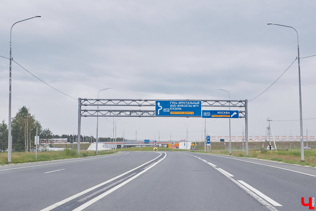 Перила на путепроводе в Загородный парк настолько прогнили, что могут не выдержать веса облокотившегося на них человека и рухнуть вниз. В мэрии о проблеме знают и обещают ее решить. А вот что ждет проблемный участок скоростной магистрали на въезде в областной центр — пока неизвестно.