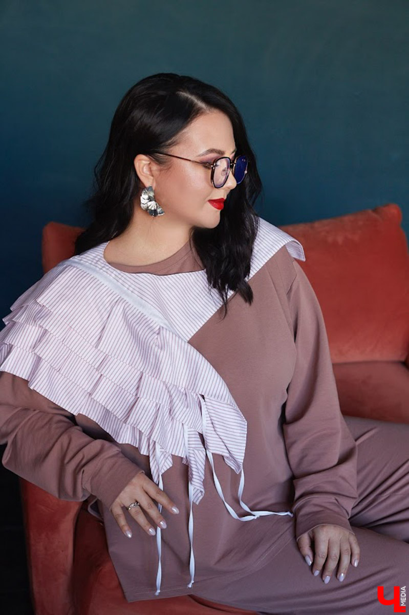 Жительница Владимира Юлия Шелль, в прошлом финалистка конкурса «Краса России 2014», теперь покоряет педагогические вершины. Недавно она победила в категории молодых специалистов и стала обладательницей титула «Педагогический дебют — 2024». «Ключ-Медиа» поговорил с девушкой о ее профессии и о том, какой отпечаток она накладывает на стиль в одежде.