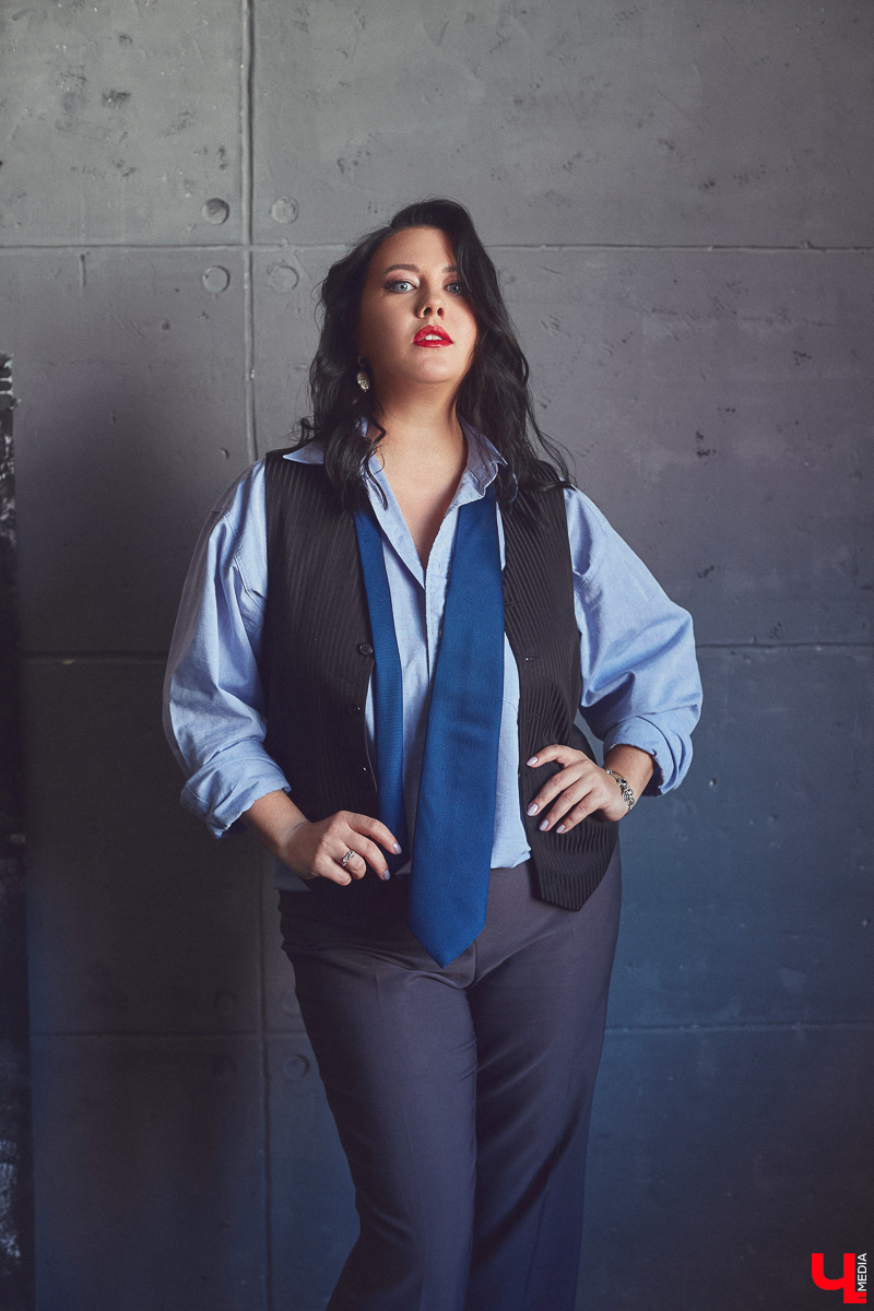 Жительница Владимира Юлия Шелль, в прошлом финалистка конкурса «Краса России 2014», теперь покоряет педагогические вершины. Недавно она победила в категории молодых специалистов и стала обладательницей титула «Педагогический дебют — 2024». «Ключ-Медиа» поговорил с девушкой о ее профессии и о том, какой отпечаток она накладывает на стиль в одежде.