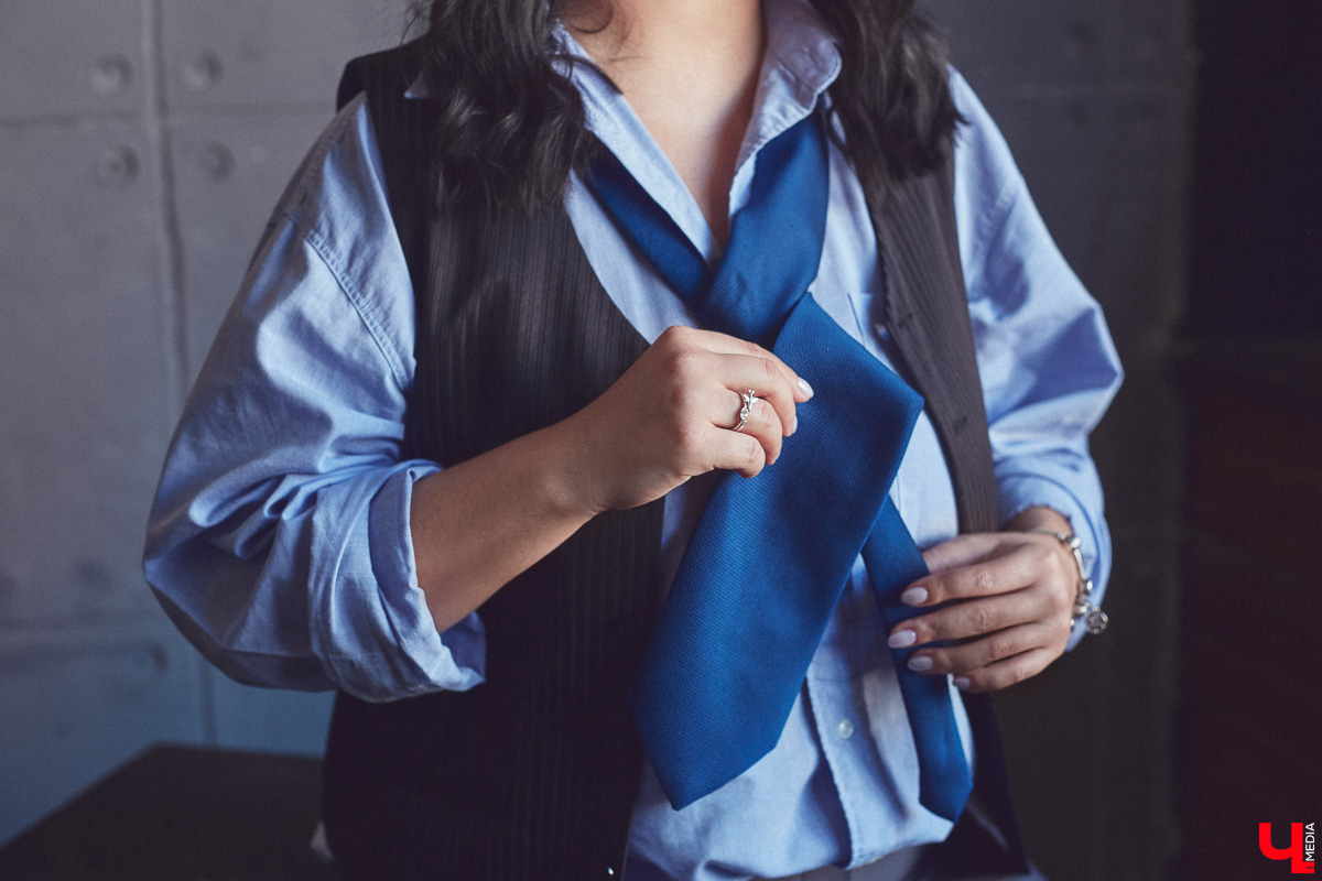 Жительница Владимира Юлия Шелль, в прошлом финалистка конкурса «Краса России 2014», теперь покоряет педагогические вершины. Недавно она победила в категории молодых специалистов и стала обладательницей титула «Педагогический дебют — 2024». «Ключ-Медиа» поговорил с девушкой о ее профессии и о том, какой отпечаток она накладывает на стиль в одежде.