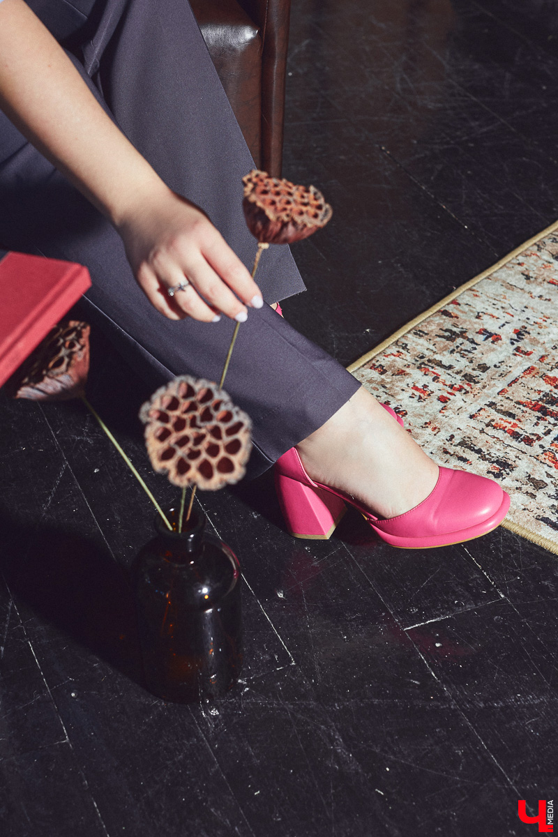 Жительница Владимира Юлия Шелль, в прошлом финалистка конкурса «Краса России 2014», теперь покоряет педагогические вершины. Недавно она победила в категории молодых специалистов и стала обладательницей титула «Педагогический дебют — 2024». «Ключ-Медиа» поговорил с девушкой о ее профессии и о том, какой отпечаток она накладывает на стиль в одежде.