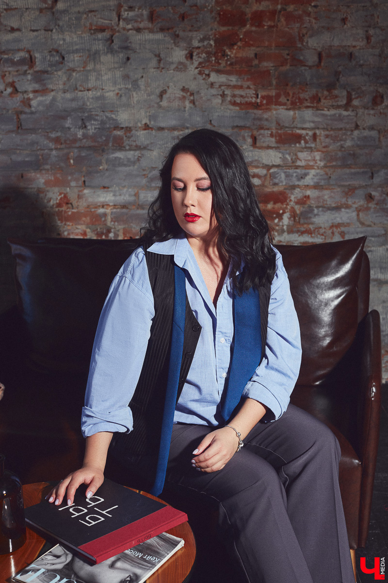 Жительница Владимира Юлия Шелль, в прошлом финалистка конкурса «Краса России 2014», теперь покоряет педагогические вершины. Недавно она победила в категории молодых специалистов и стала обладательницей титула «Педагогический дебют — 2024». «Ключ-Медиа» поговорил с девушкой о ее профессии и о том, какой отпечаток она накладывает на стиль в одежде.