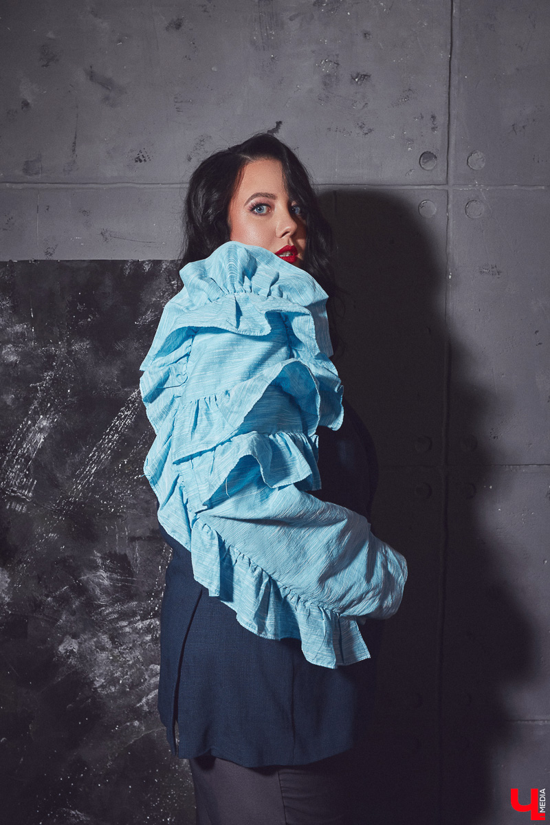 Жительница Владимира Юлия Шелль, в прошлом финалистка конкурса «Краса России 2014», теперь покоряет педагогические вершины. Недавно она победила в категории молодых специалистов и стала обладательницей титула «Педагогический дебют — 2024». «Ключ-Медиа» поговорил с девушкой о ее профессии и о том, какой отпечаток она накладывает на стиль в одежде.