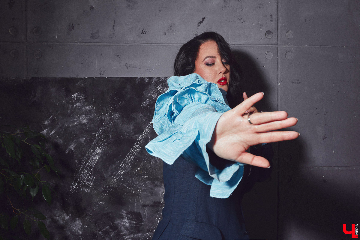 Жительница Владимира Юлия Шелль, в прошлом финалистка конкурса «Краса России 2014», теперь покоряет педагогические вершины. Недавно она победила в категории молодых специалистов и стала обладательницей титула «Педагогический дебют — 2024». «Ключ-Медиа» поговорил с девушкой о ее профессии и о том, какой отпечаток она накладывает на стиль в одежде.