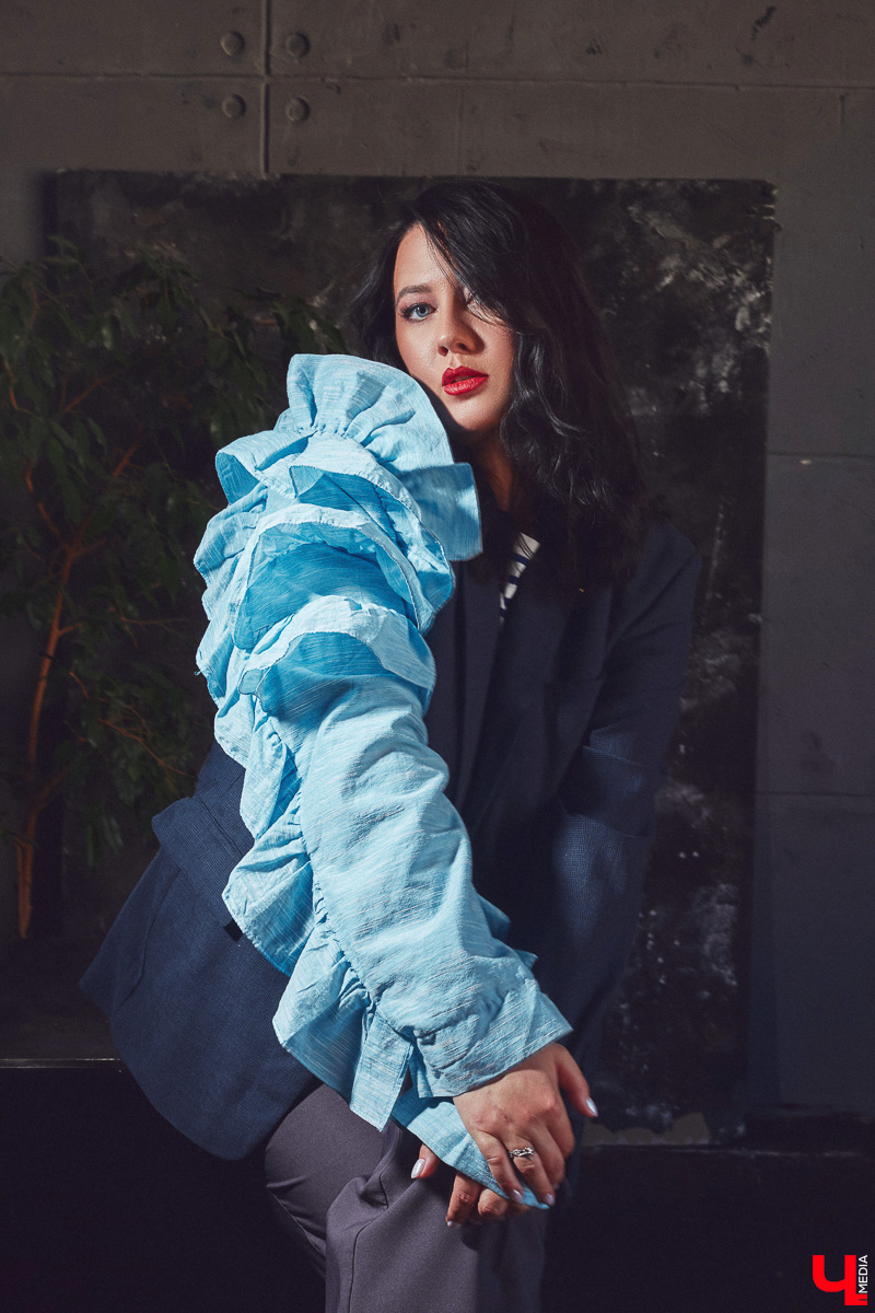 Жительница Владимира Юлия Шелль, в прошлом финалистка конкурса «Краса России 2014», теперь покоряет педагогические вершины. Недавно она победила в категории молодых специалистов и стала обладательницей титула «Педагогический дебют — 2024». «Ключ-Медиа» поговорил с девушкой о ее профессии и о том, какой отпечаток она накладывает на стиль в одежде.