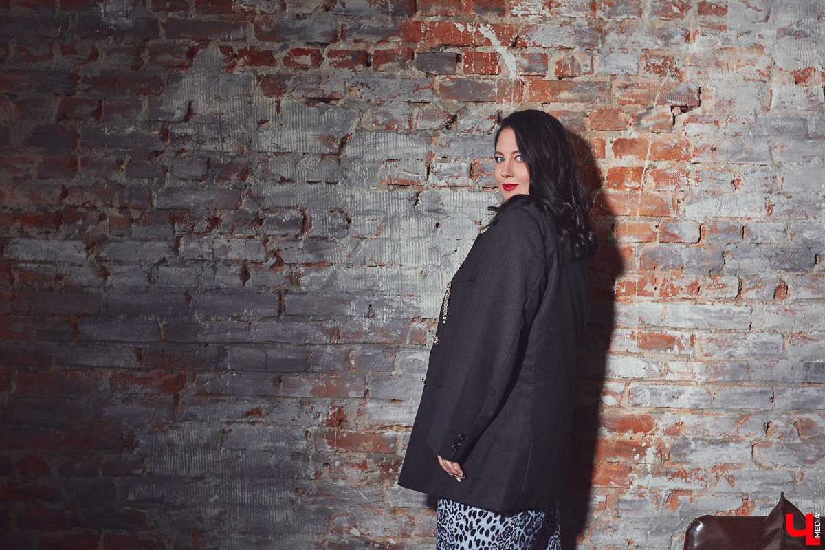 Жительница Владимира Юлия Шелль, в прошлом финалистка конкурса «Краса России 2014», теперь покоряет педагогические вершины. Недавно она победила в категории молодых специалистов и стала обладательницей титула «Педагогический дебют — 2024». «Ключ-Медиа» поговорил с девушкой о ее профессии и о том, какой отпечаток она накладывает на стиль в одежде.