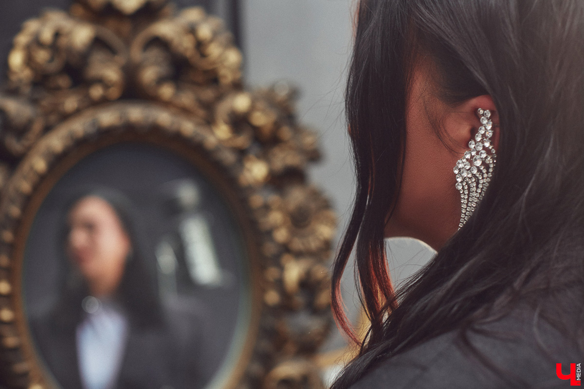 Жительница Владимира Юлия Шелль, в прошлом финалистка конкурса «Краса России 2014», теперь покоряет педагогические вершины. Недавно она победила в категории молодых специалистов и стала обладательницей титула «Педагогический дебют — 2024». «Ключ-Медиа» поговорил с девушкой о ее профессии и о том, какой отпечаток она накладывает на стиль в одежде.