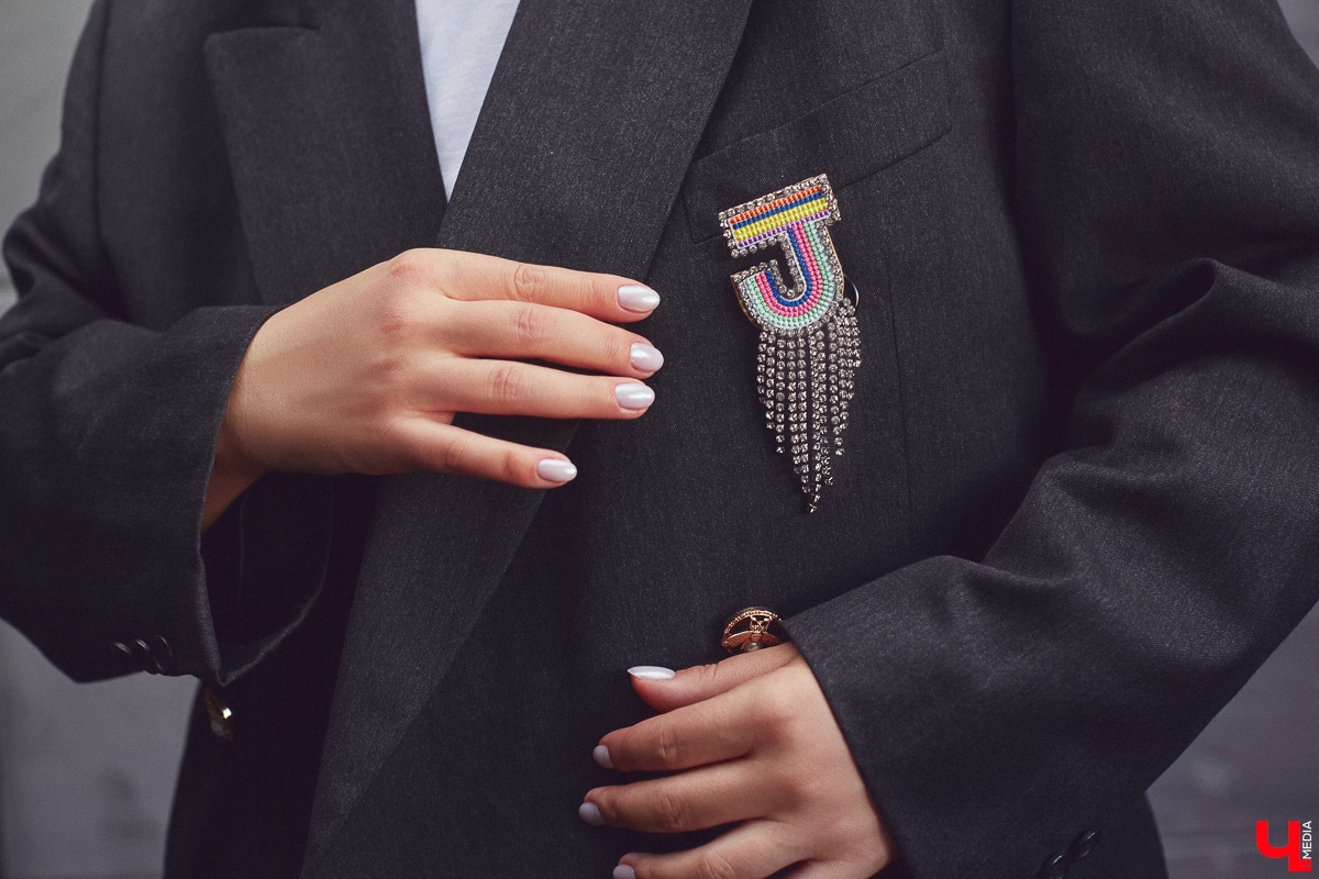 Жительница Владимира Юлия Шелль, в прошлом финалистка конкурса «Краса России 2014», теперь покоряет педагогические вершины. Недавно она победила в категории молодых специалистов и стала обладательницей титула «Педагогический дебют — 2024». «Ключ-Медиа» поговорил с девушкой о ее профессии и о том, какой отпечаток она накладывает на стиль в одежде.