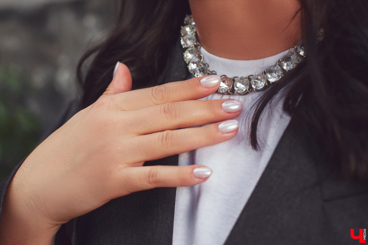 Жительница Владимира Юлия Шелль, в прошлом финалистка конкурса «Краса России 2014», теперь покоряет педагогические вершины. Недавно она победила в категории молодых специалистов и стала обладательницей титула «Педагогический дебют — 2024». «Ключ-Медиа» поговорил с девушкой о ее профессии и о том, какой отпечаток она накладывает на стиль в одежде.